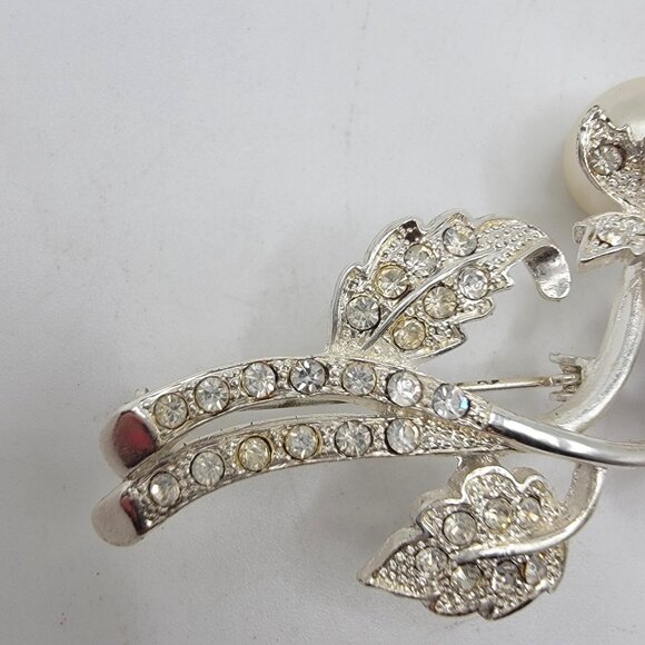 Vintage Avon MN Faux Pearl‎ And Crystal Silver Toned Flower Brooch - Picture 4 of 6